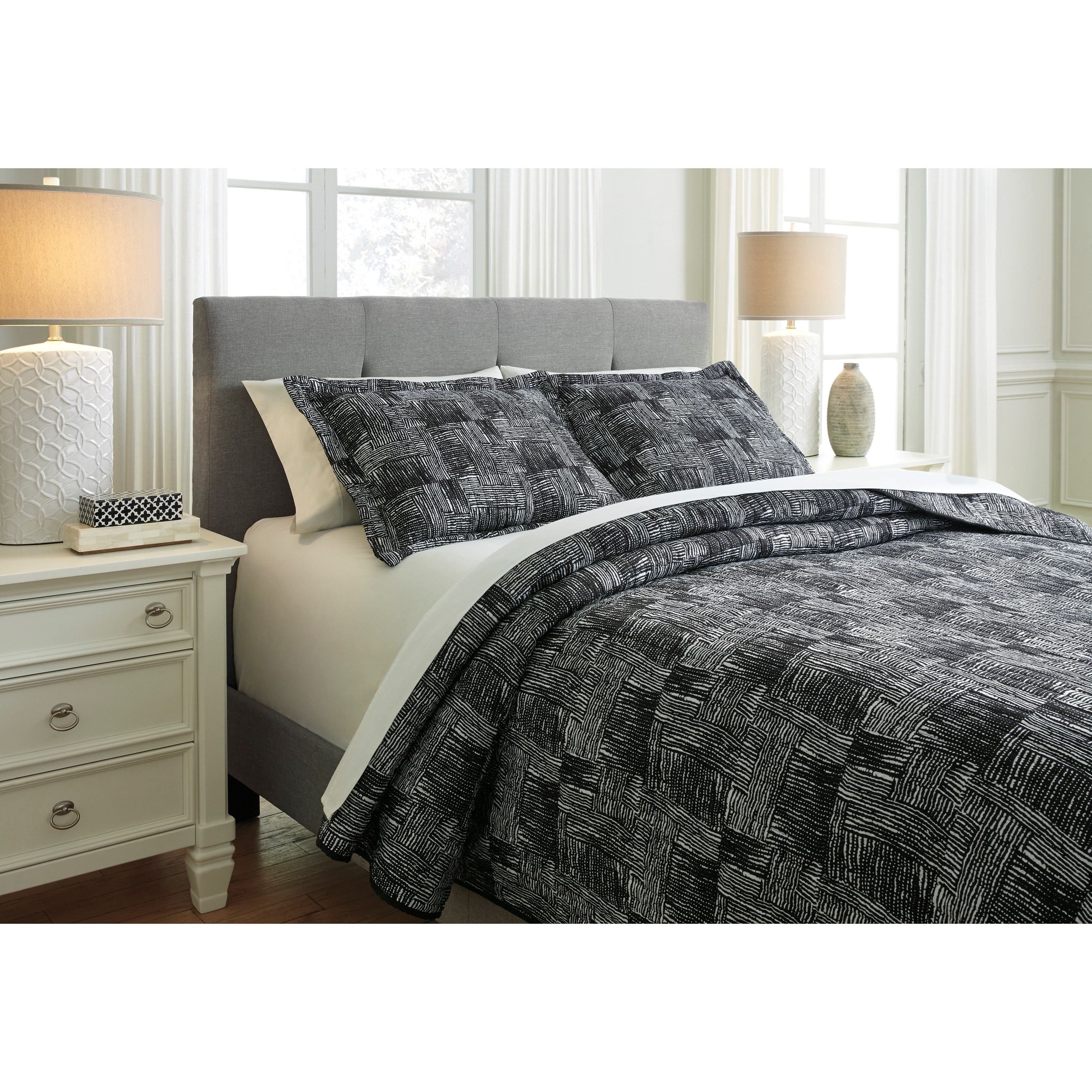Black deals queen quilt